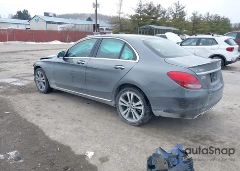 2018 Mercedes-Benz C 300 4Matic z USA, uszkodzony, nr VIN 55SWF4KB6JU275369